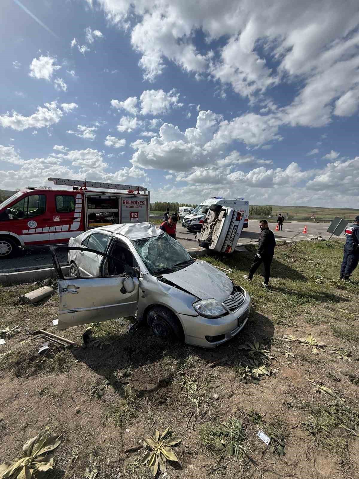 YOZGAT’TA İKİ OTOMOBİL ÇARPIŞTI: 1 ÖLÜ, 1 YARALI 