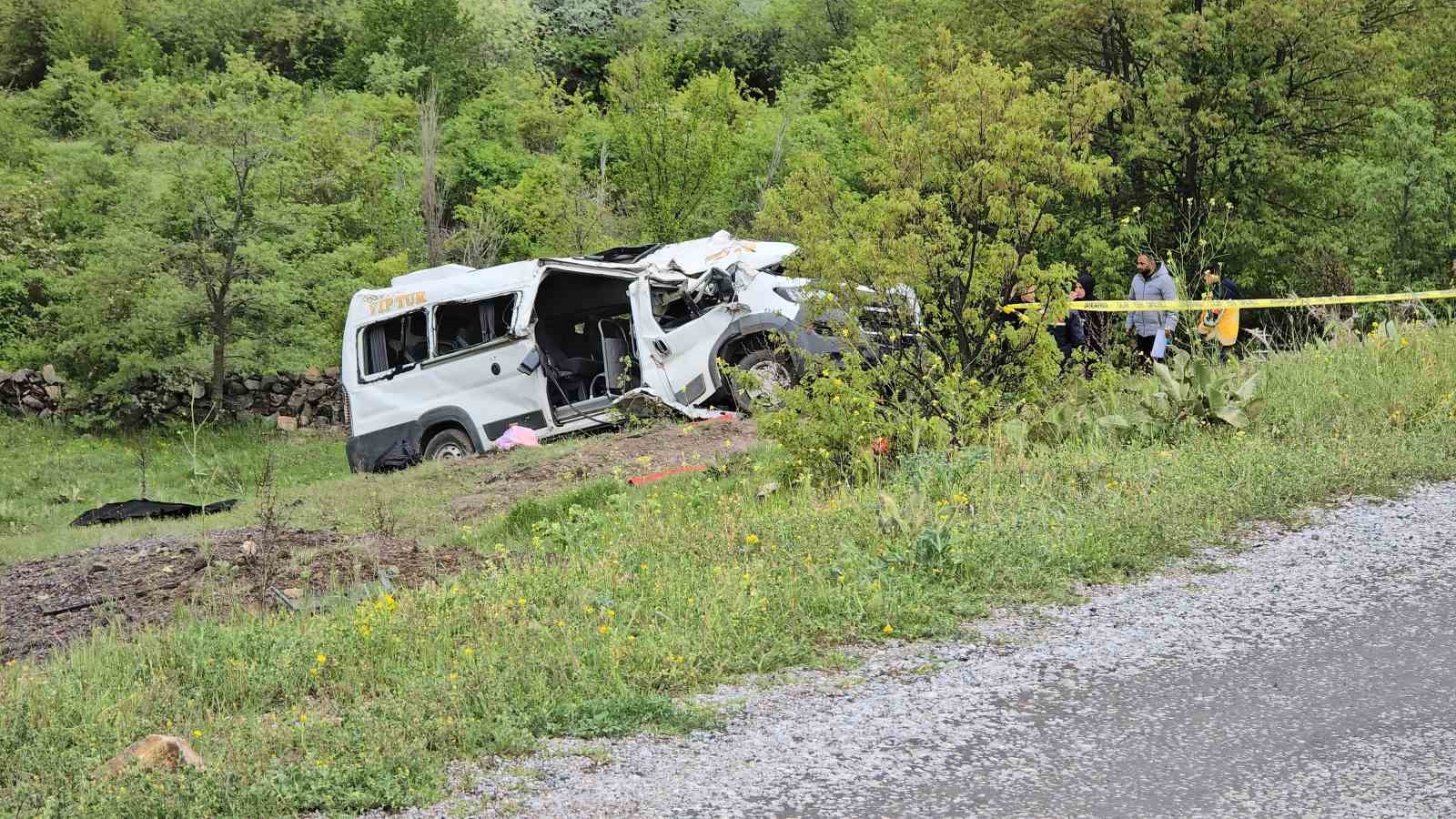 ÖĞRENCİ SERVİSİ ŞARAMPOLE UÇTU: 3 ÖLÜ, 7 YARALI 