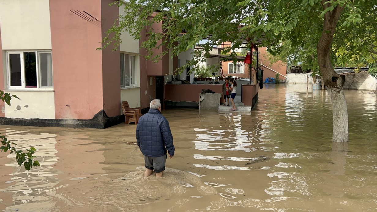 OSMANİYE’DE SAĞANAK ETKİLİ OLDU, EVLERİ VE TARLALARI SU BASTI 