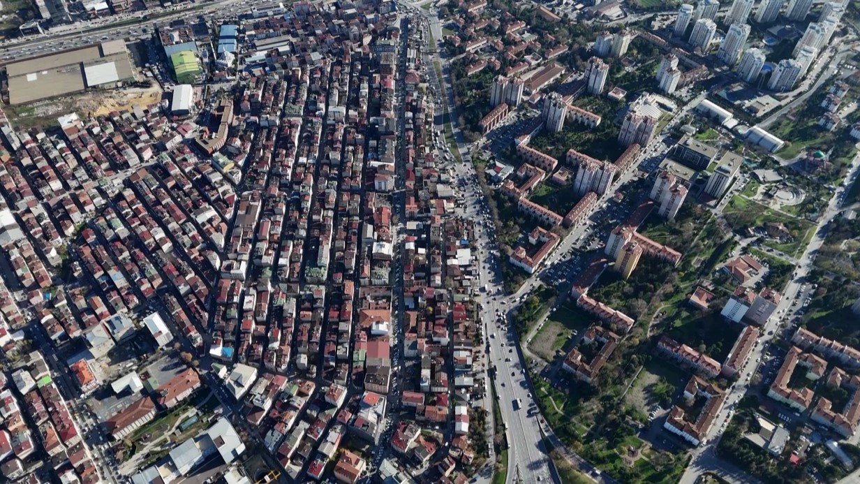 İSTANBUL’DA HAYATIN İKİ FARKLI YÜZÜ AYNI KAREDE 
