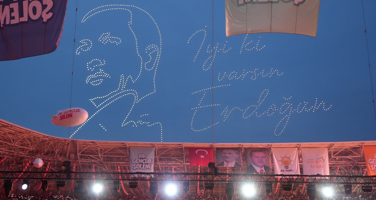 KOCAELİ SEMALARINDA DRONLARLA &QUOT;AK PARTİ&QUOT; VE &QUOT;CUMHURBAŞKANI ERDOĞAN&QUOT; KOREOGRAFİSİ 