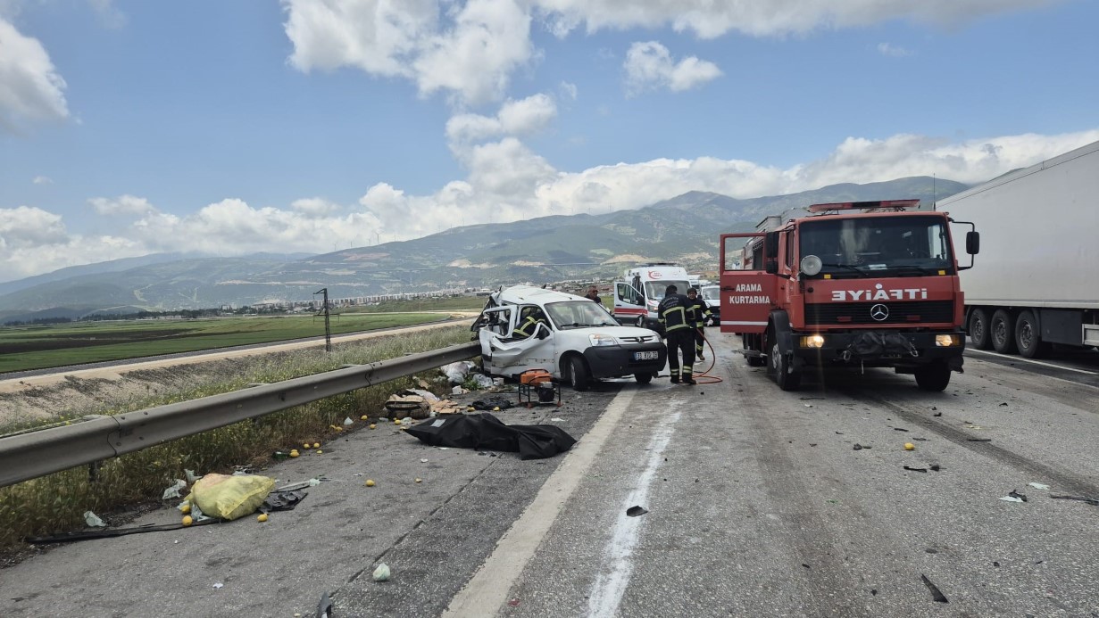 TAG OTOYOLU’NDA TIR HAFİF TİCARİ ARACA ARKADAN ÇARPTI: 2 ÖLÜ, 2 YARALI 