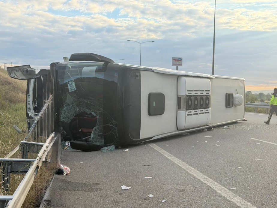 SUSURLUK’TA YOLCU OTOBÜSÜ DEVRİLDİ: 25 YARALI 
