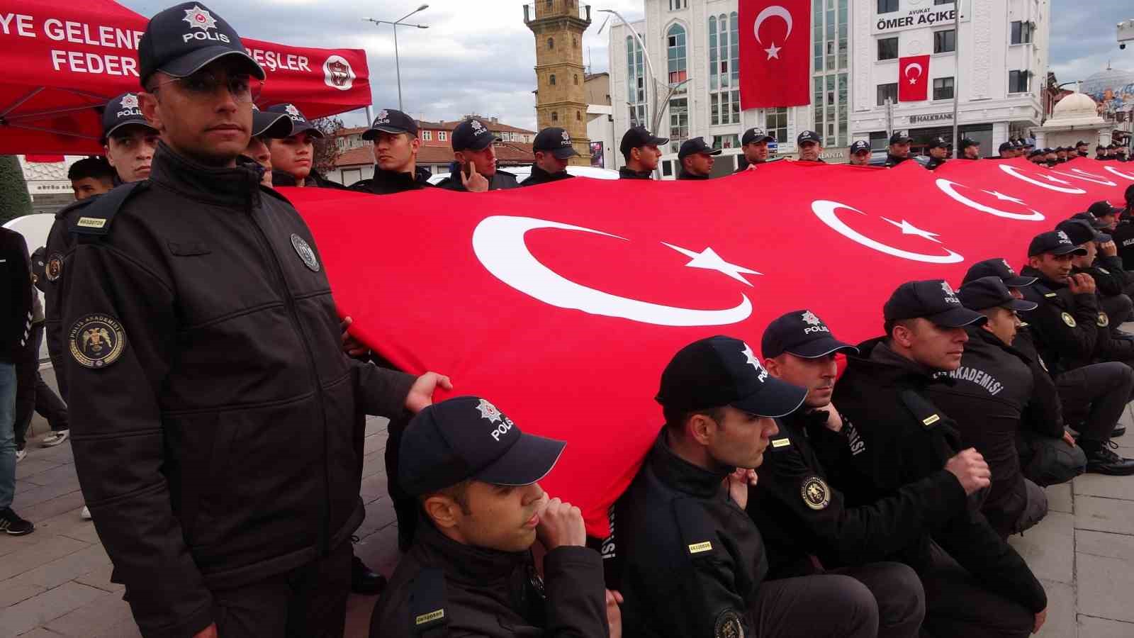 YOZGAT’TA BAYRAK YÜRÜYÜŞÜ COŞKUYLA GERÇEKLEŞTİRİLDİ 