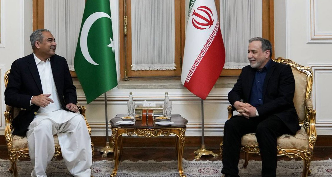 PAKİSTAN İÇİŞLERİ BAKANI NAQVİ, İRAN DIŞİŞLERİ BAKANI ARAKÇİ İLE BİR ARAYA GELDİ 