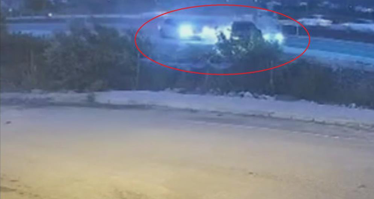 OTOMOBİLİN, IŞIKTA BEKLEYEN 2 ARACA OK GİBİ SAPLANDIĞI KAZA KAMERADA 