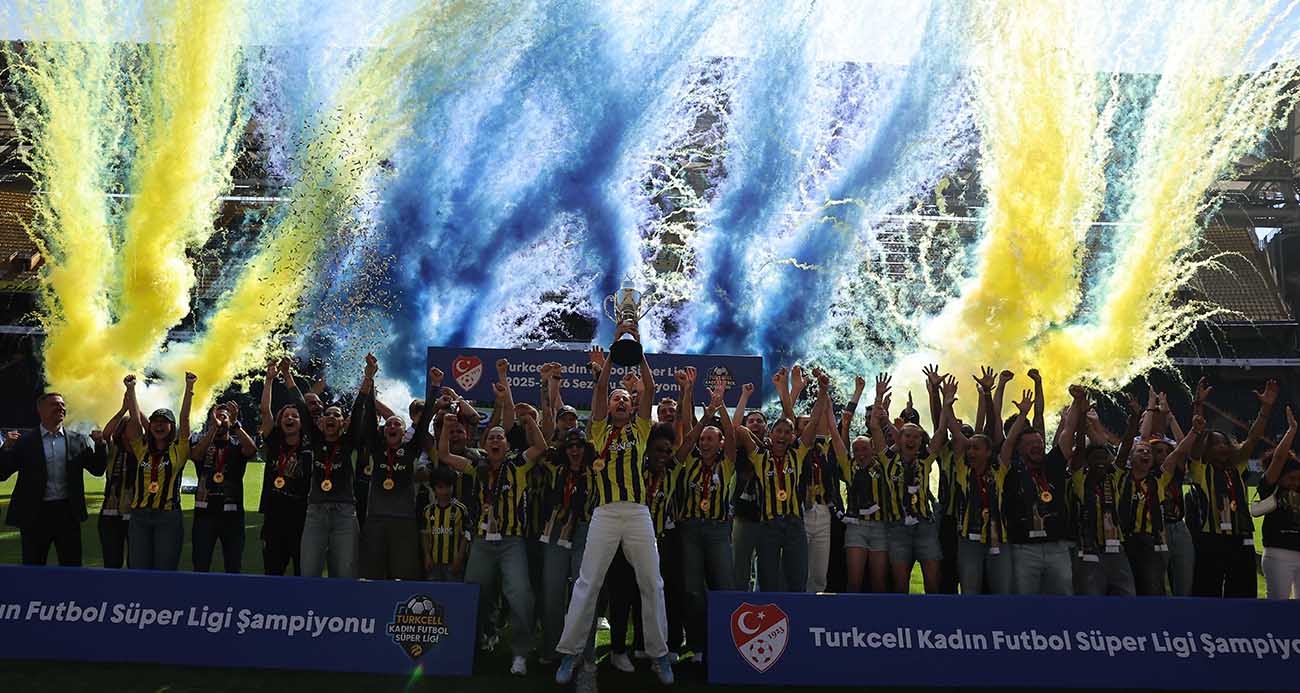 FENERBAHÇE KADIN FUTBOL TAKIMI, ŞAMPİYONLUK KUPASINI KALDIRDI 