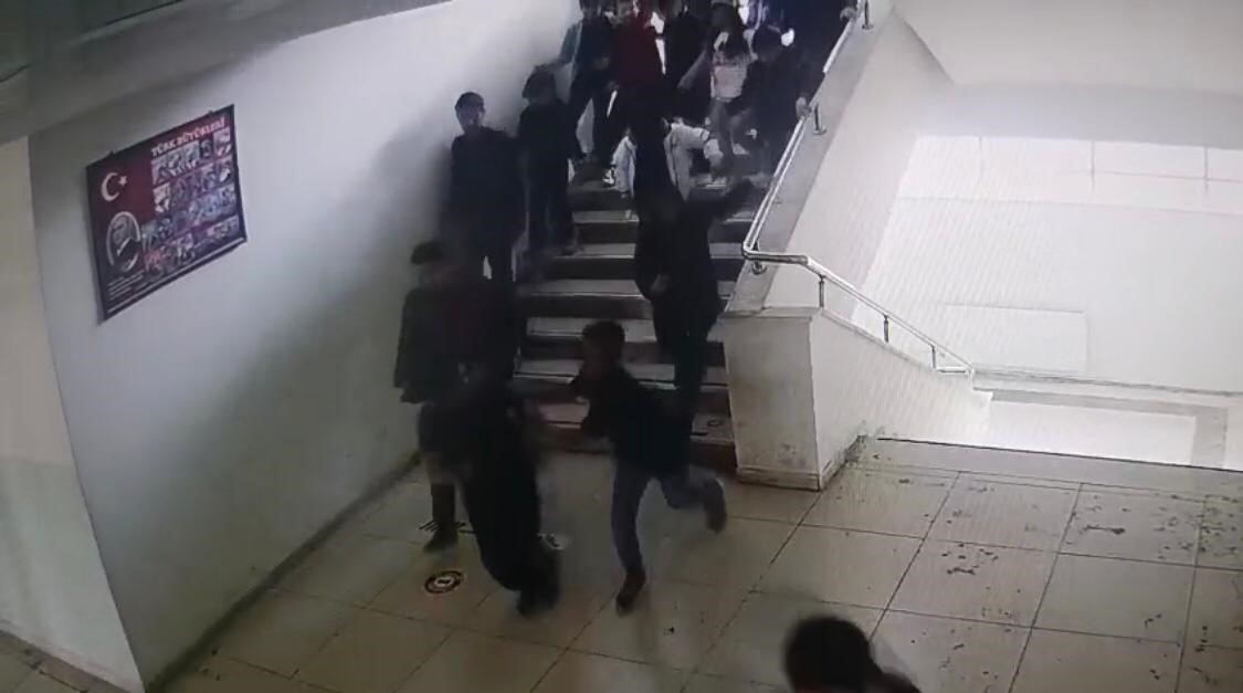 MALATYA’DA OKULDAKİ DEPREM PANİĞİ KAMERADA 