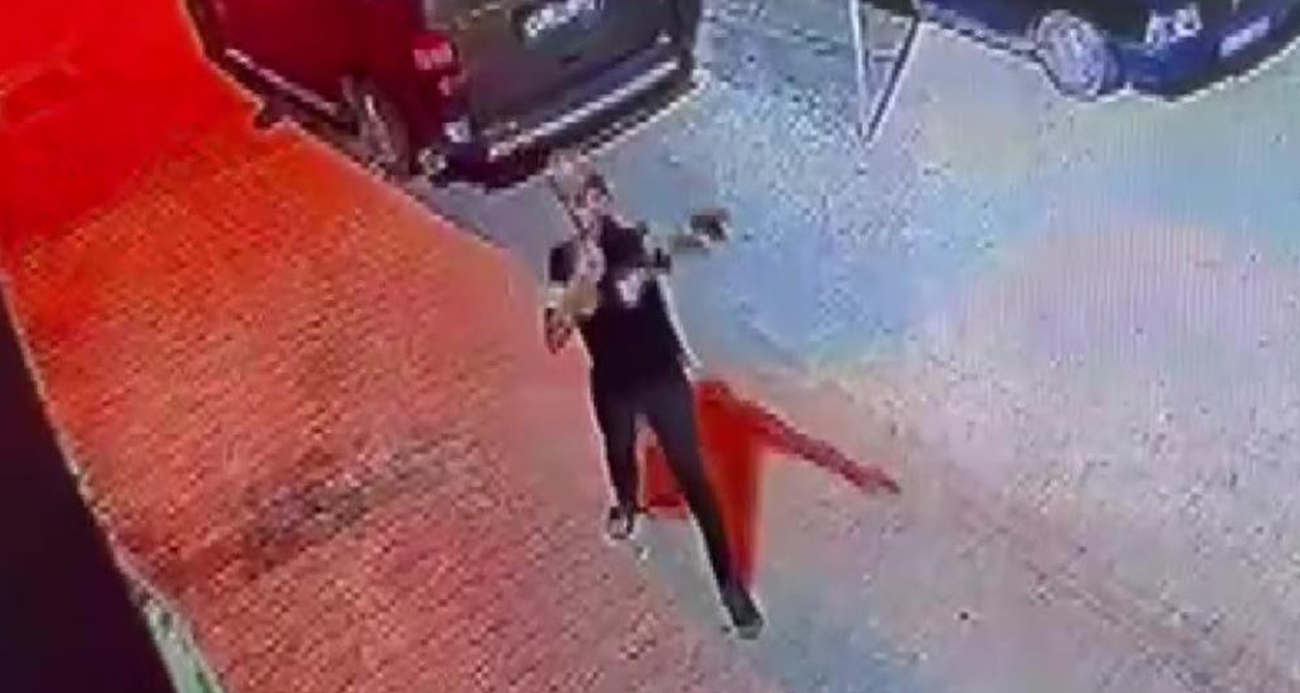 SİLAHI ATEŞ ALMAYINCA PANİKLEDİ, SONRA YENİDEN ATEŞ AÇTI... O ANLAR KAMERADA 