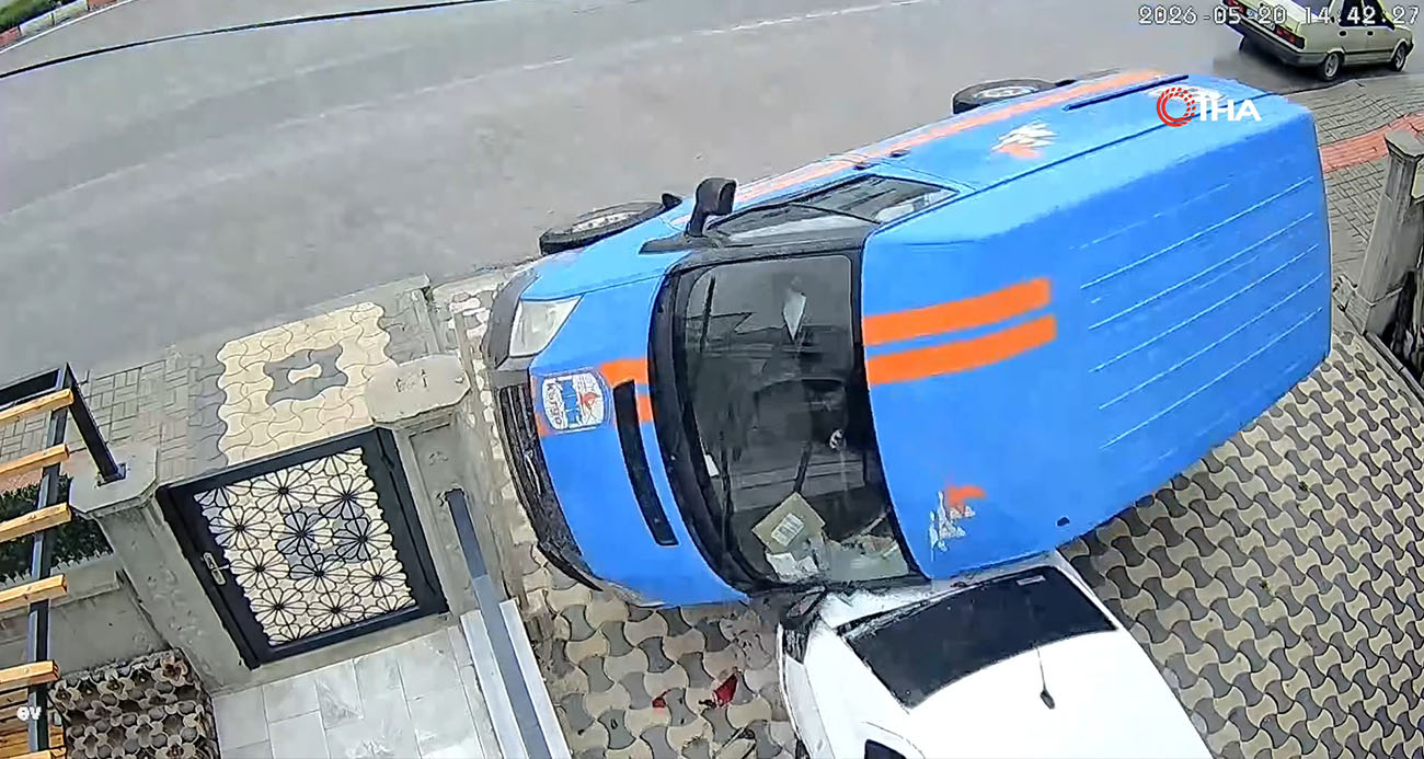 KARGO ARACI OTOMOBİLİN ÜZERİNE DEVRİLDİ, YARDIMA MOTOKURYE KOŞTU: O ANLAR KAMERADA 