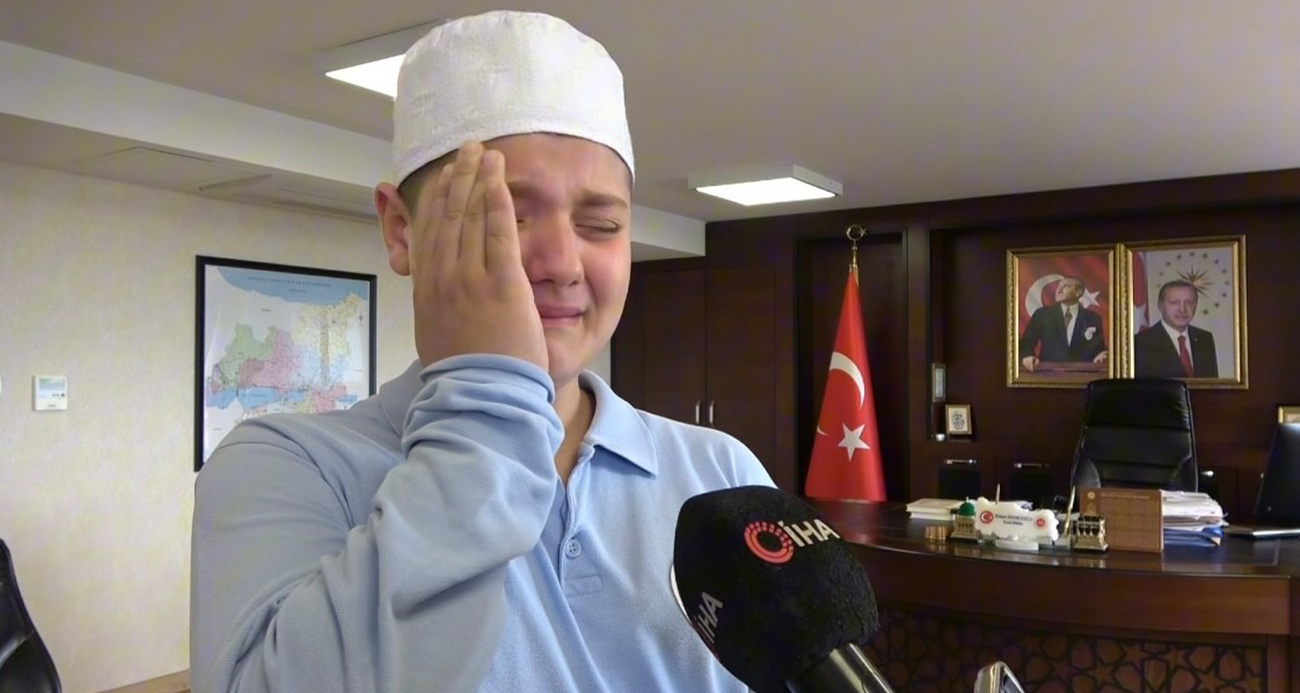 BİRLİKTE HAFIZ OLDUĞU ANNESİNE GÖZYAŞLARIYLA TEŞEKKÜR ETTİ 