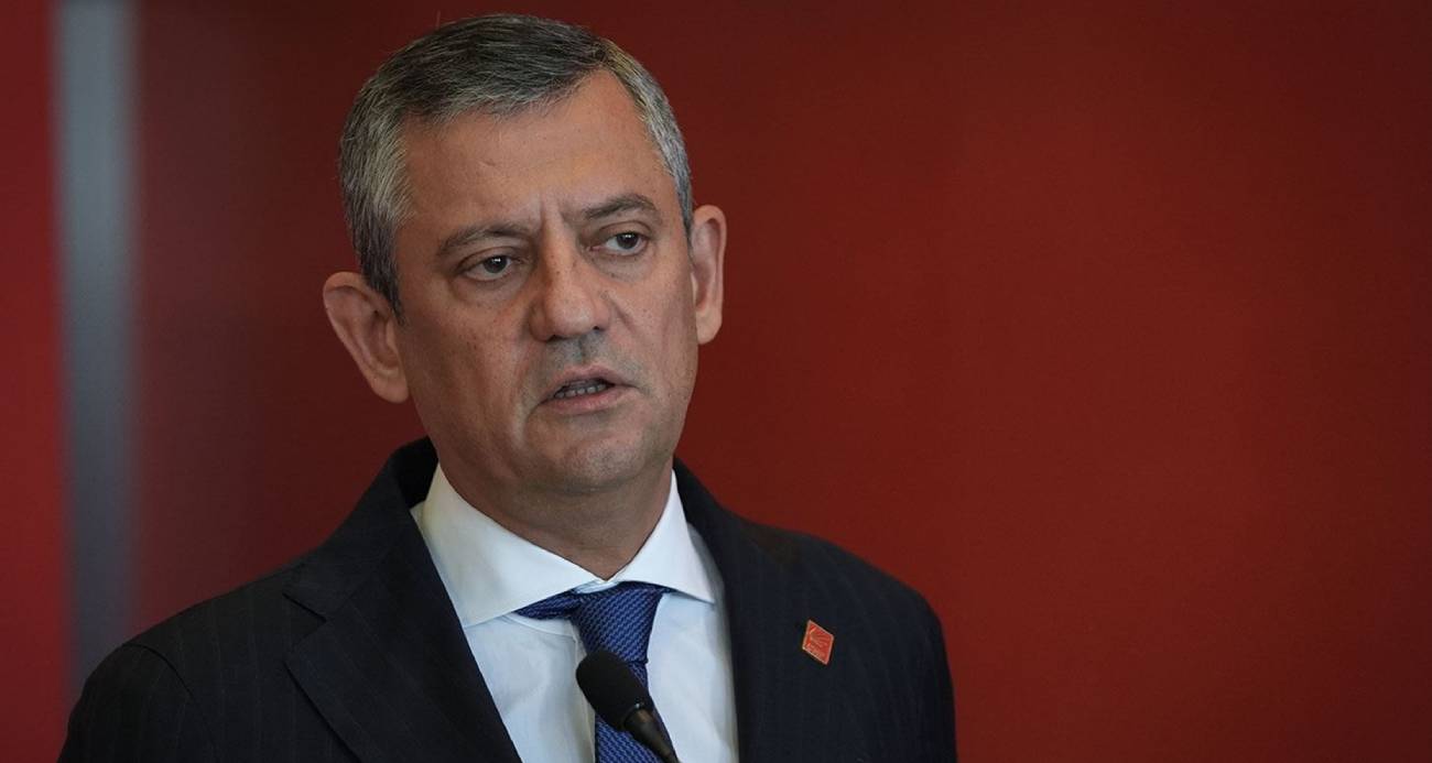 ÖZGÜR ÖZEL YENİDEN GRUP BAŞKANI SEÇİLDİ 