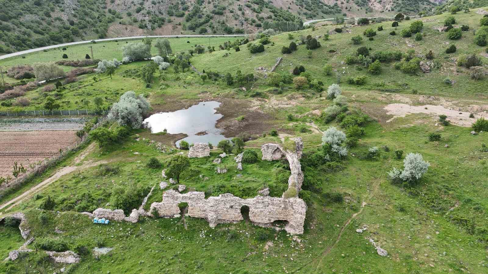 8 ASIRLIK KERVANSARAY ZAMANA DİRENİYOR 