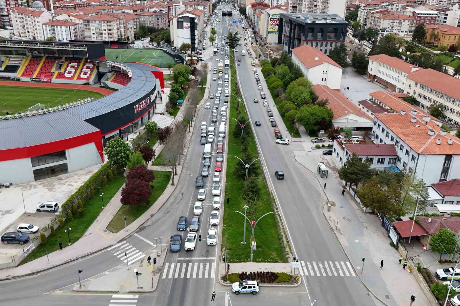 TÜRKİYE’NİN GEÇİŞ GÜZERGAHI YOZGAT’TA BAYRAM TRAFİĞİ YOĞUNLUĞU 