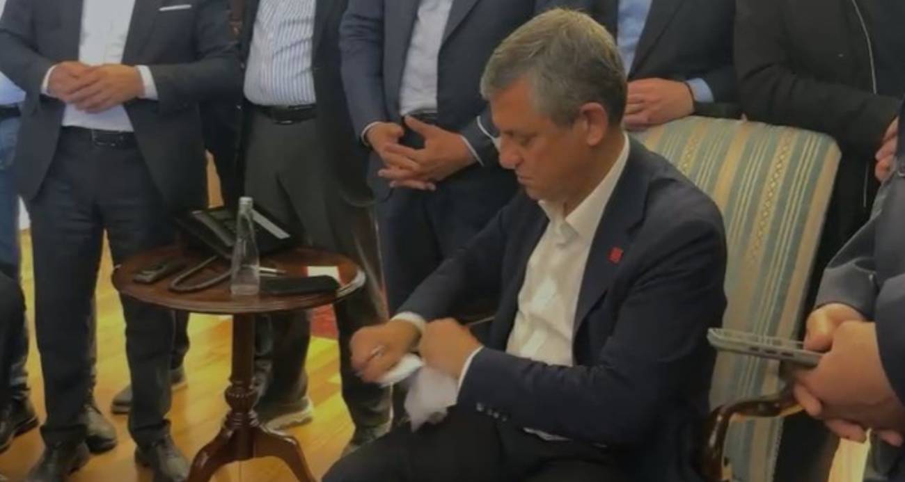 ÖZGÜR ÖZEL KENDİSİNE VERİLEN MUTLAK BUTLAN TEBLİGATINI YIRTTI 