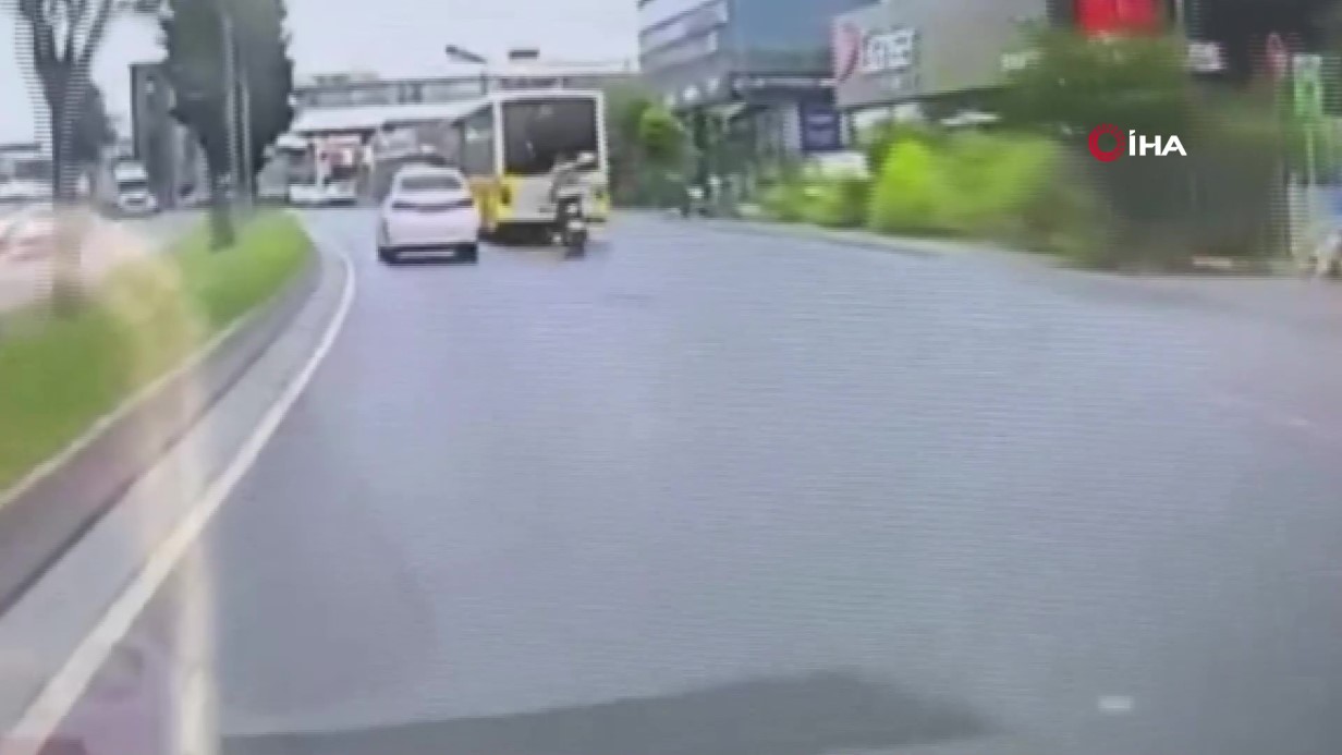 ESENYURT’TA MOTOKURYE İETT OTOBÜSÜNE ÇARPTI 