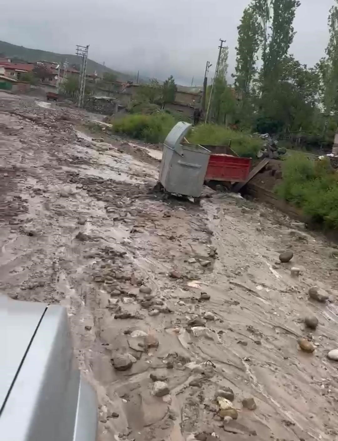 YOZGAT’TA SEL SONRASI YOLLAR TEMİZLENDİ 
