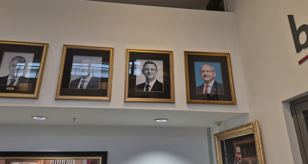 CHP GENEL MERKEZİ’NDE KILIÇDAROĞLU’NUN FOTOĞRAFI TEKRAR ASILIP, İSİMLİĞİ MAKAM ODASININ KAPISINA TAKILDI 
