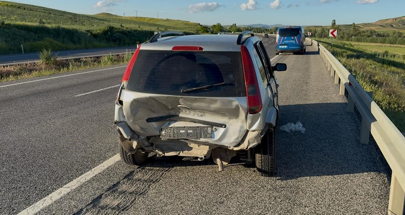 YOZGAT’TA İKİ OTOMOBİL ÇARPIŞTI 8 KİŞİ YARALANDI