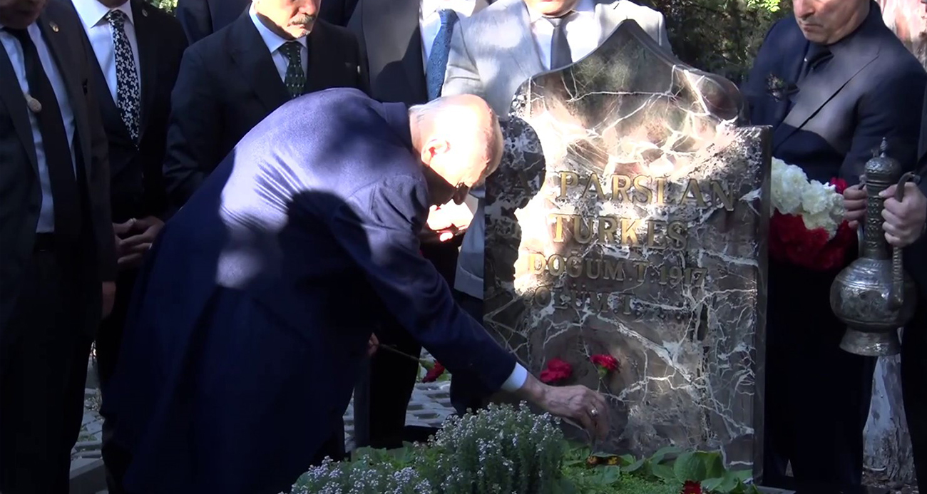MHP LİDERİ BAHÇELİ, MERHUM TÜRKEŞ’İN KABRİNİ ZİYARET ETTİ 
