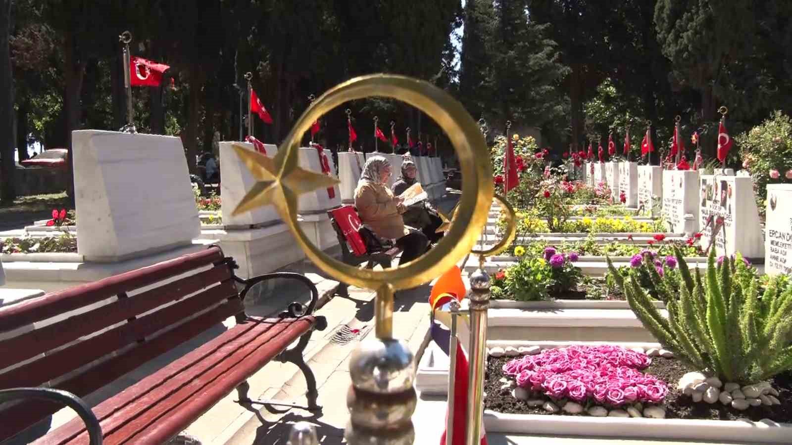 EDİRNEKAPI ŞEHİTLİĞİ’NDE BAYRAM ZİYARETİ