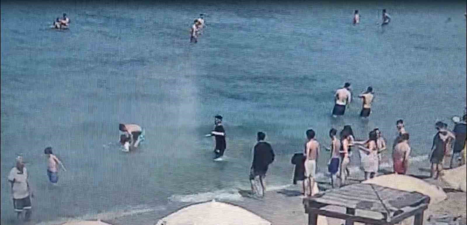 KUŞADASI’NDA DENİZDE CAN PAZARI: 70 YAŞINDAKİ TURİST ÖLÜMDEN DÖNDÜ 