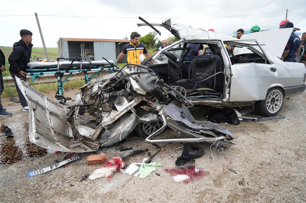 KIRIKKALE’DE OTOMOBİLLER ÇARPIŞTI: 2 ÖLÜ, 7 YARALI 