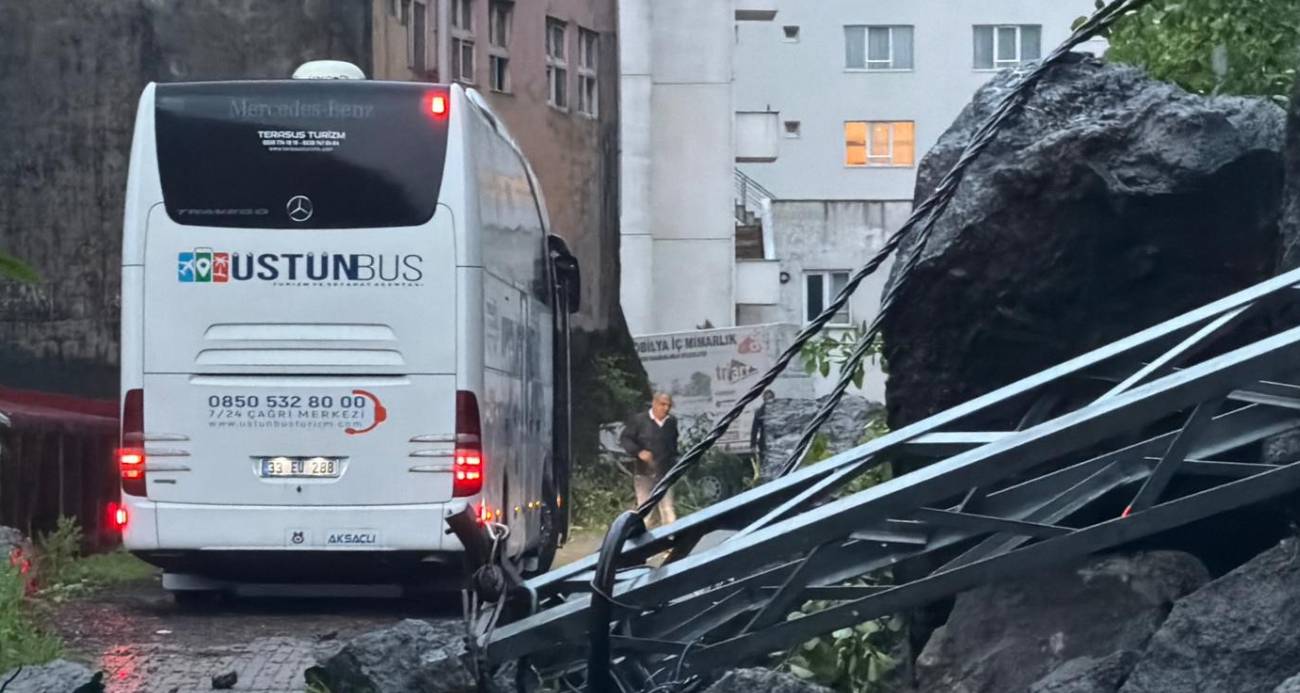 HOPA’DA YAĞIŞ SONRASI HEYELAN: DEV KAYALAR YOLU KAPATTI 