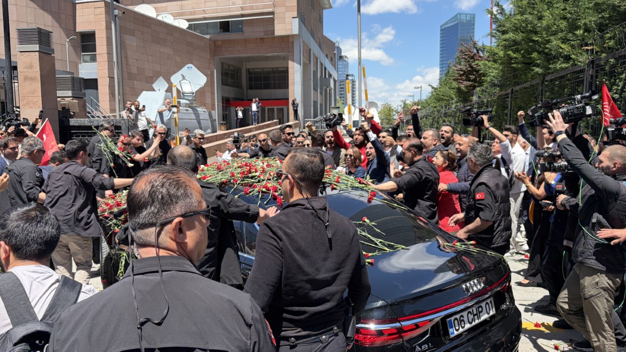 CHP GENEL BAŞKANI KILIÇDAROĞLU, GENEL MERKEZ’DE ÇİÇEKLERLE KARŞILANDI 