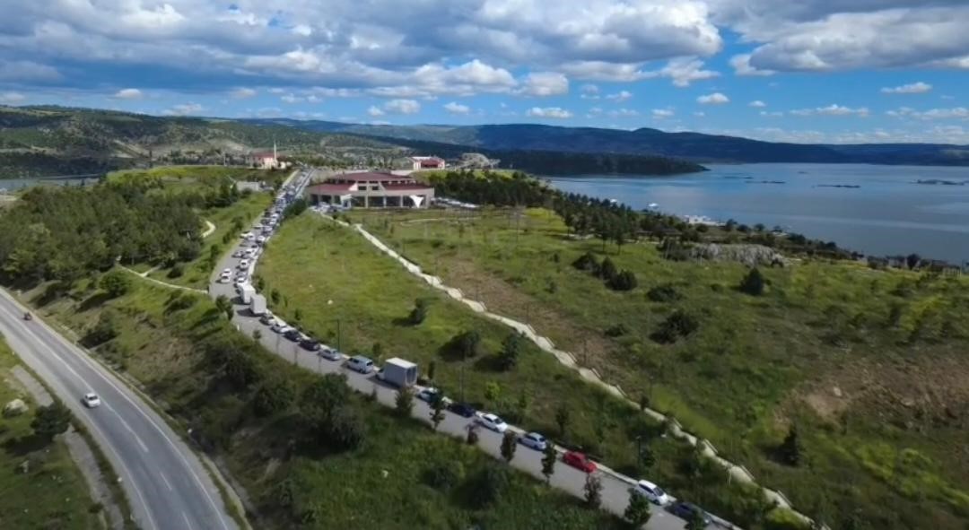 ÇEKEREK MİLLET BAHÇESİ BAYRAM TATİLİNDE YOĞUN İLGİ GÖRDÜ, ARAÇ KUYRUKLARI OLUŞTU 