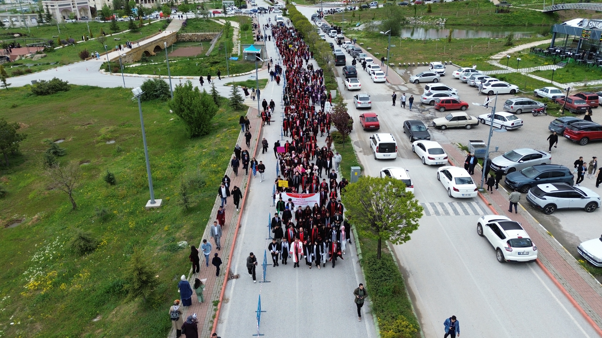 BOZOK ÜNİVERSİTESİNDE YÜRÜYÜŞLÜ VE COŞKULU MEZUNİYET TÖRENİ