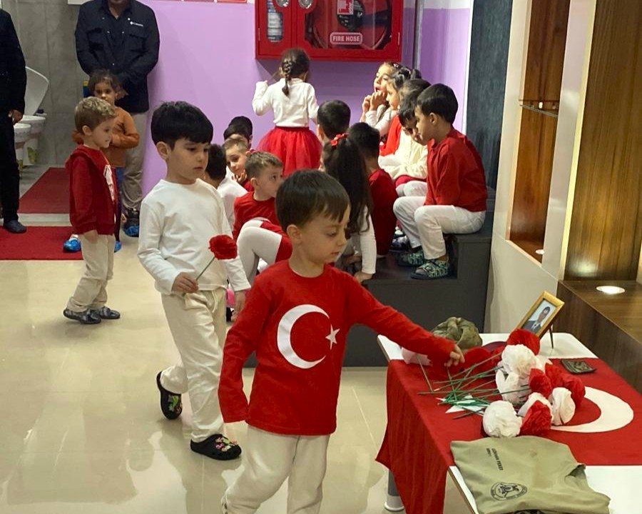 ANA OKULU ÖĞRENCİLERİNDEN  ŞEHİT PEKERE ÇİÇEKLİ VEFA