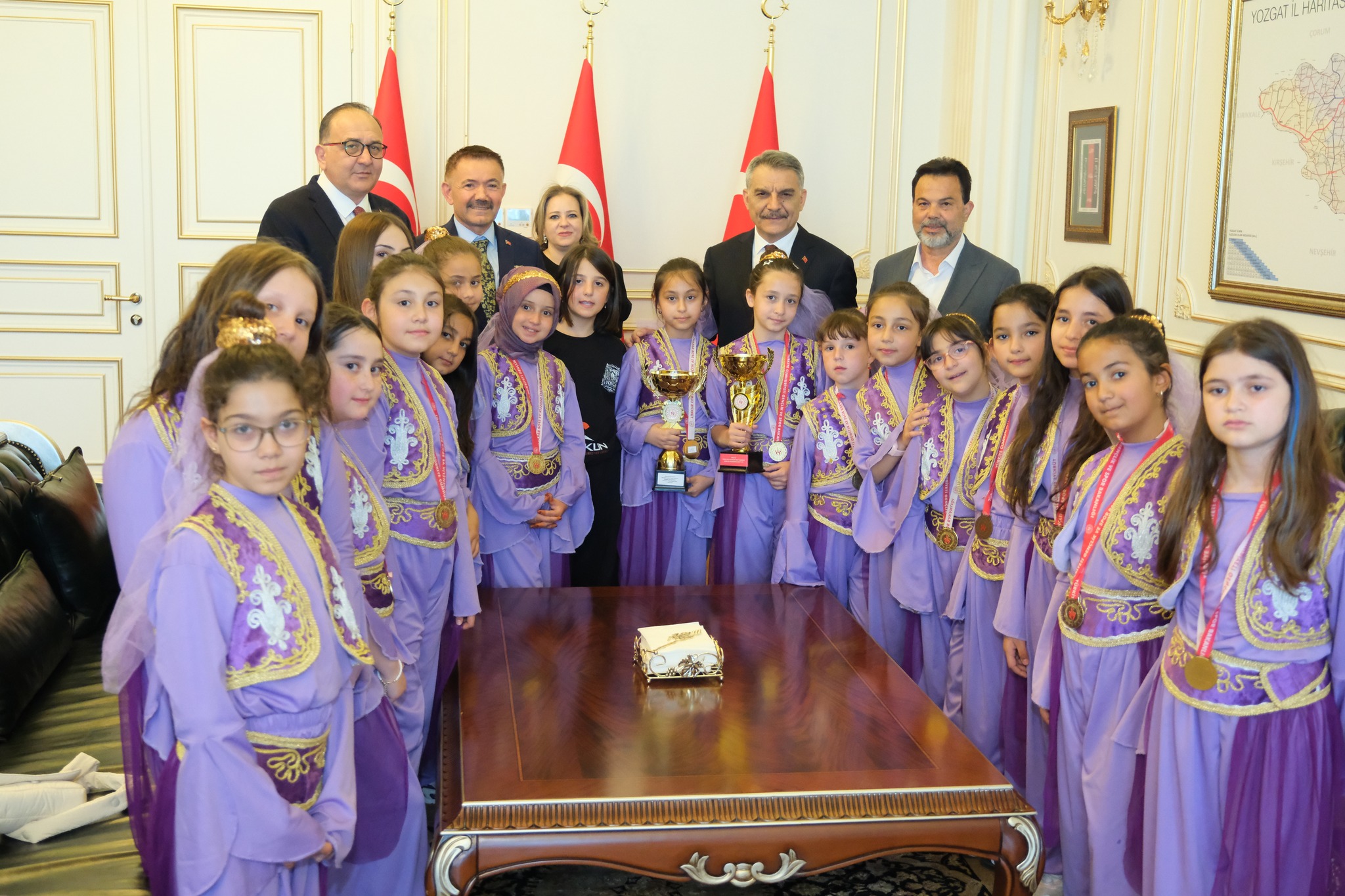 YOZGATIN MİNİK FOLKLORCÜLERİNDEN VALİ ÖZKANA ŞAMPİYONLUK SÖZÜ