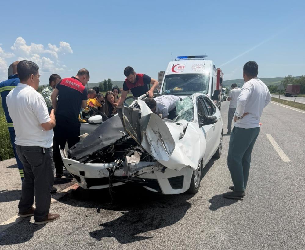 HIZLI TREN YOLU KAVŞAĞINDA TRAFİK KAZASI  :  2 YARALI