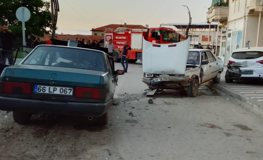 AYDINCIK'TA FRENİ PATLAYAN OTOMOBİL İKİ ARACA ÇARPTI: 6 YARALI