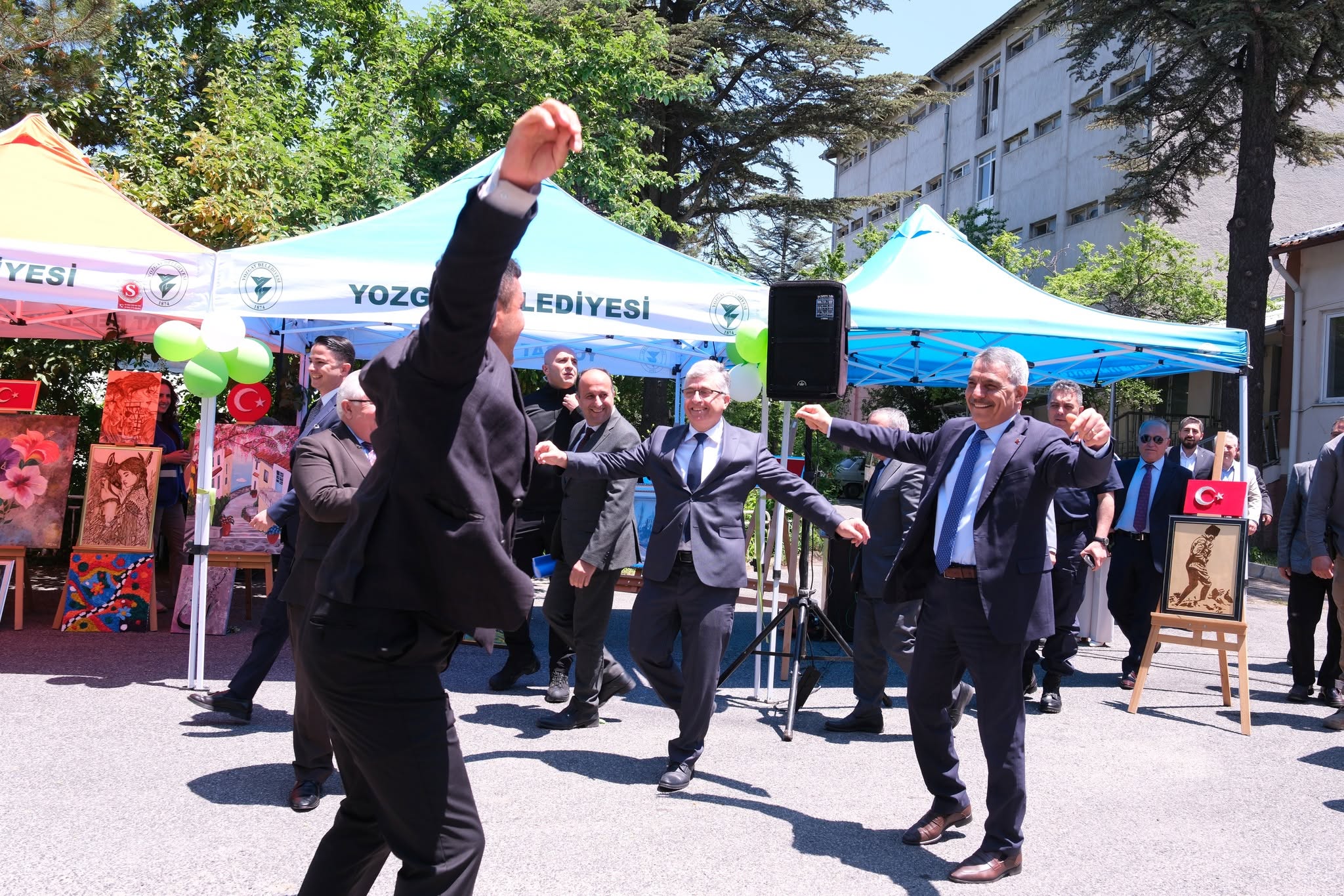 VALİ ÖZKAN, RUH SAĞLIĞI MERKEZİ SAKİNLERİYLE OYUN OYNADI