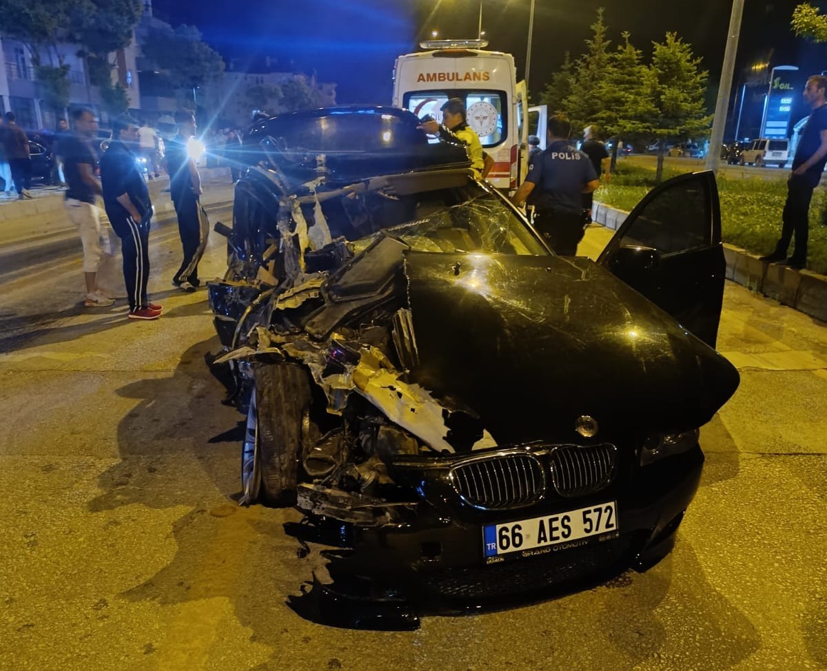 SORGUN'DA MİNİBÜS VE OTOMOBİL ÇARPIŞTI: 2 KİŞİ YARALANDI