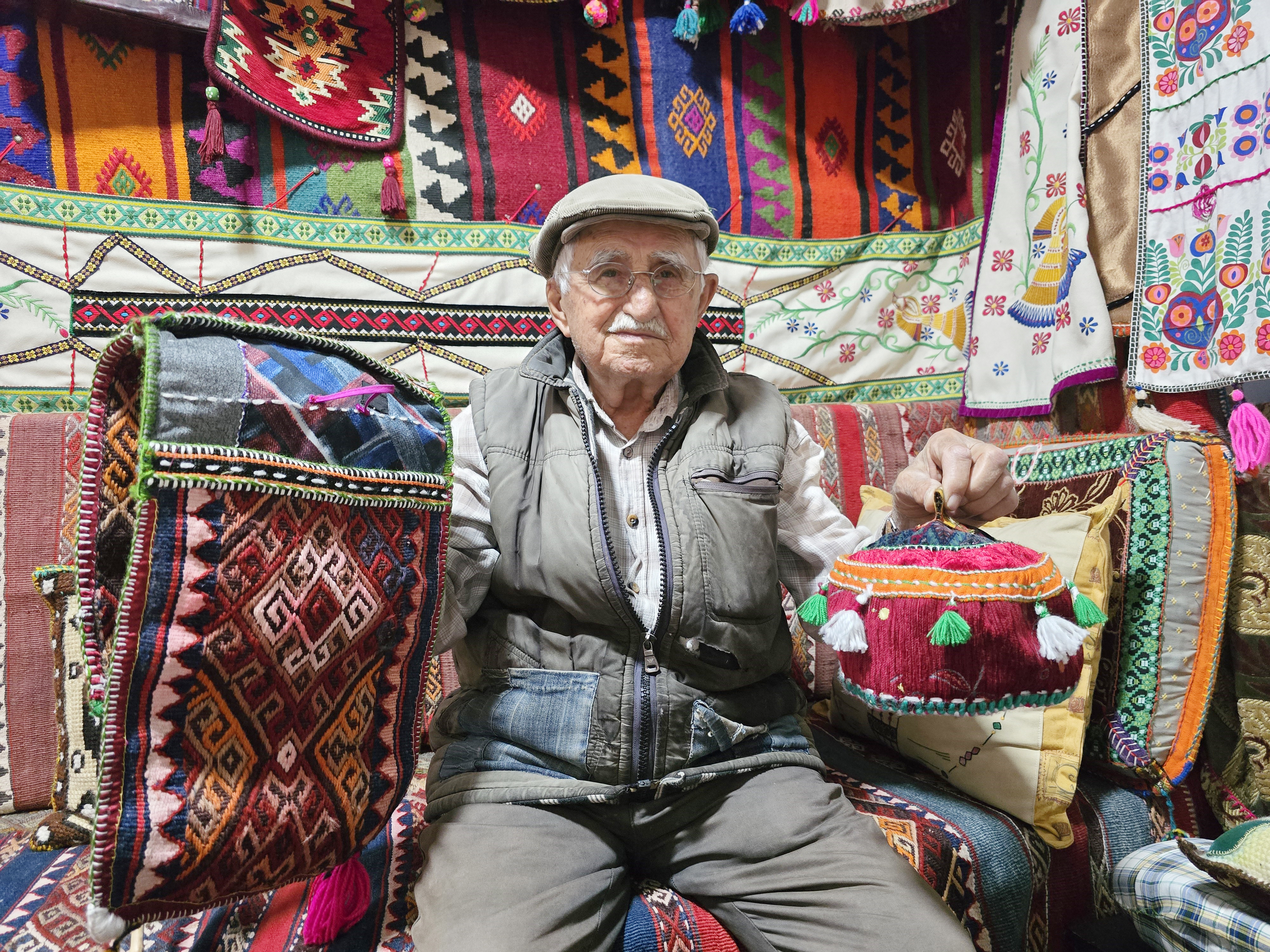 EL BECERİSİYLE ÜRETTİĞİ HATIRA EŞYALARLA EVİNİ MÜZEYE DÖNÜŞTÜRDÜ