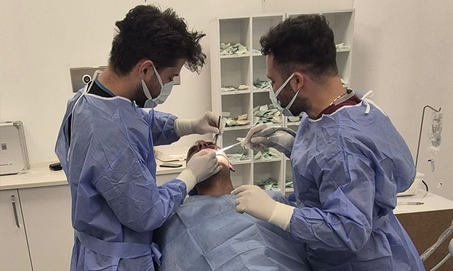 DİŞ TEDAVİSİNDE YENİ DÖNEM: İMPLANT UYGULAMALARI BAŞLIYOR