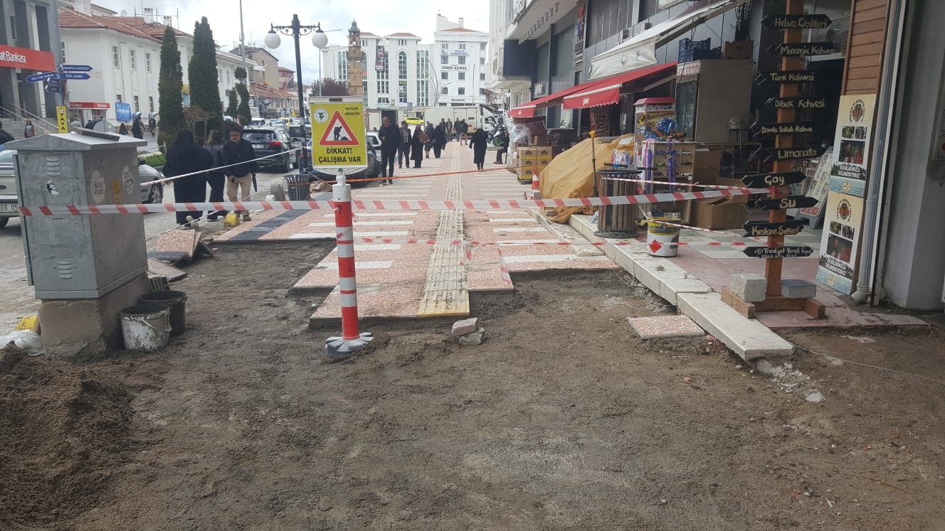 YAYALARIN LİSE CADDESİNDE YAŞADIĞI ‘KAYGAN KALDIRIM’ ÇİLESİ SONA ERİYOR