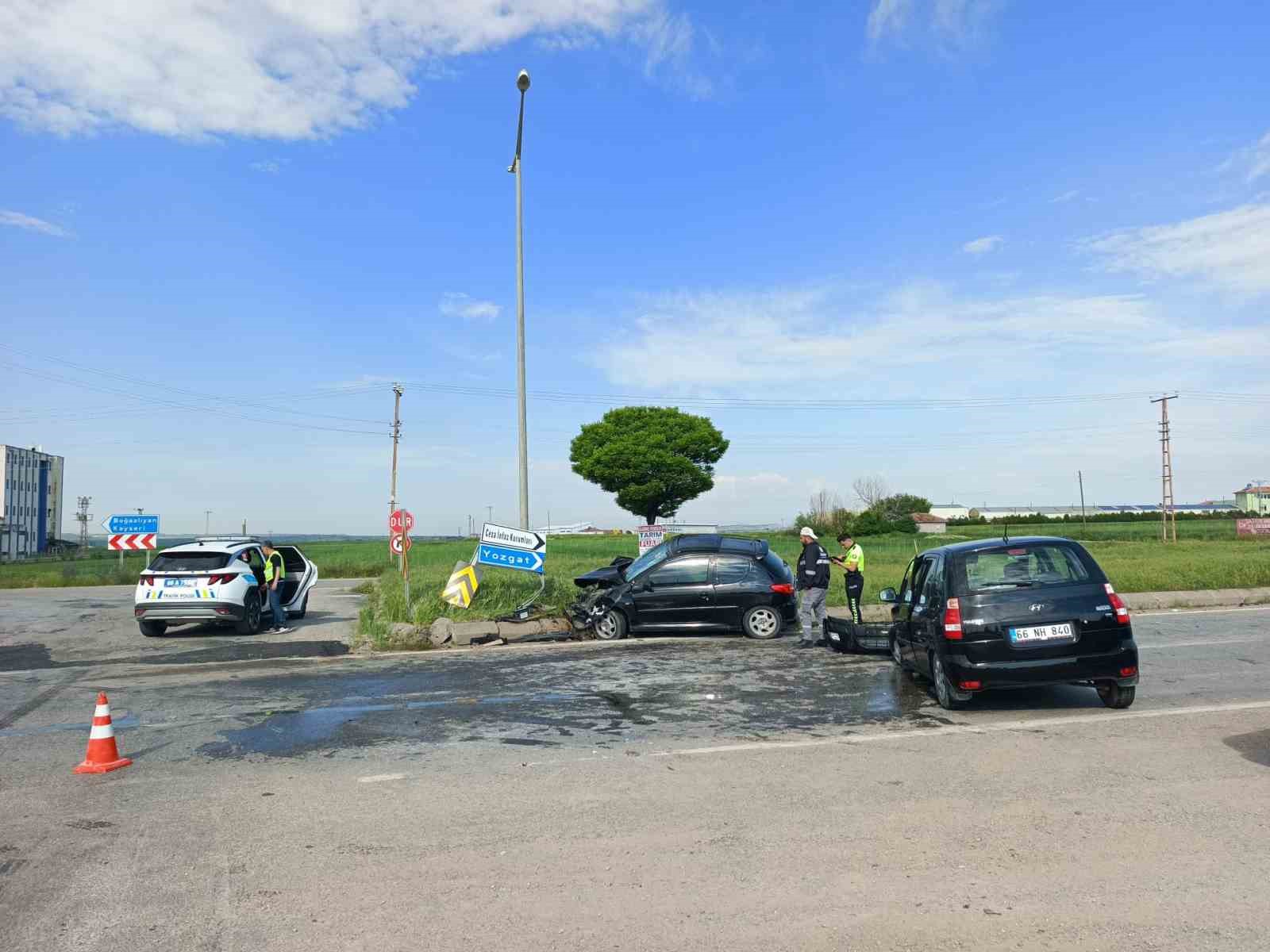 KAVŞAKTA 2 OTOMOBİL ÇARPIŞTI, 7 KİŞİ YARALANDI 