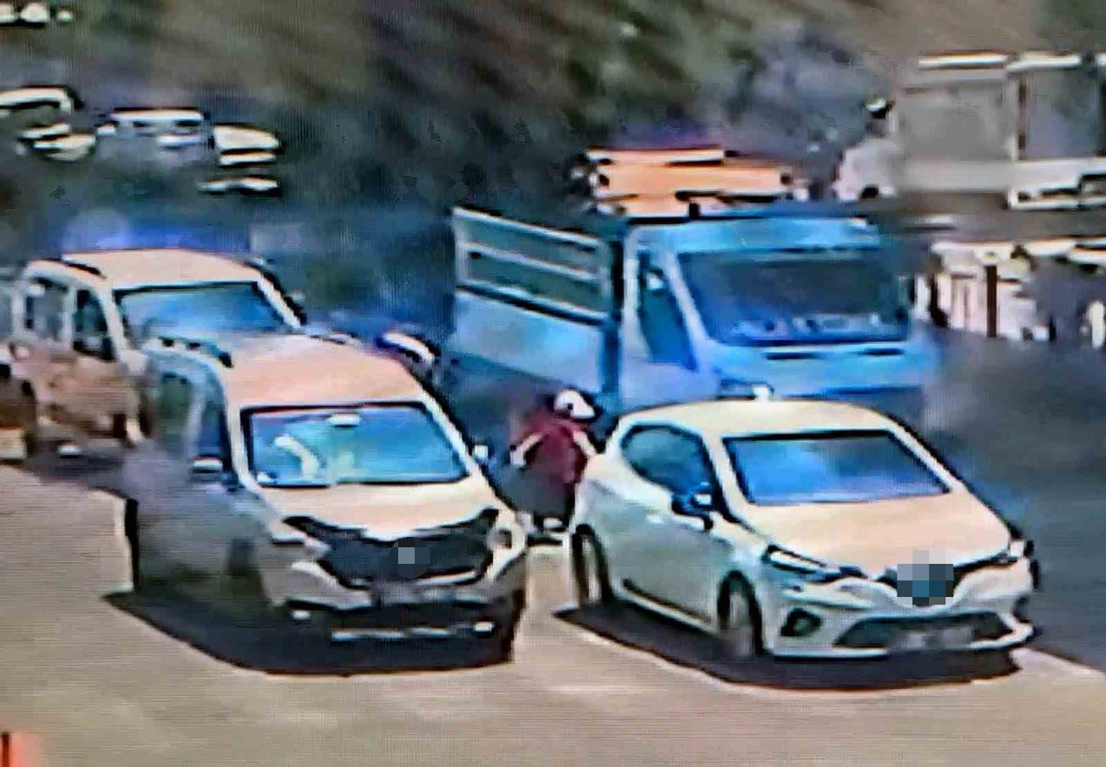 Adana’da feci kaza: Yolun karşısına geçerken iki aracın çarptığı çocuk hayatını kaybetti