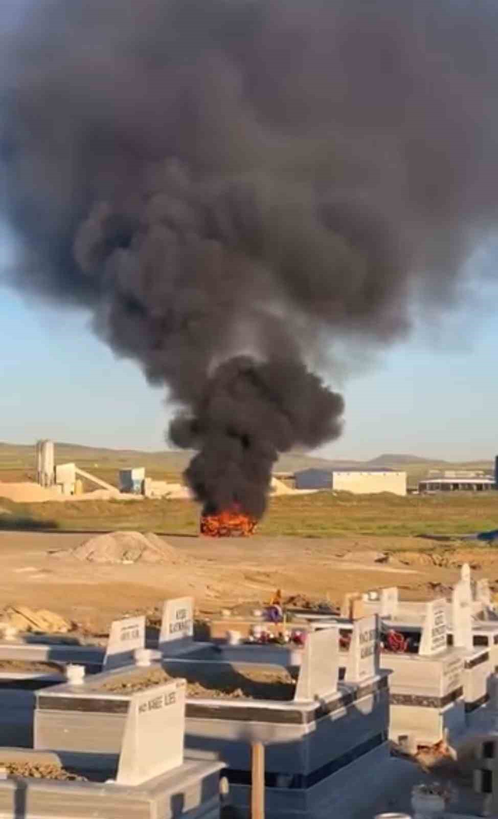 Polatlı’da mezarlıkta otomobil yangını