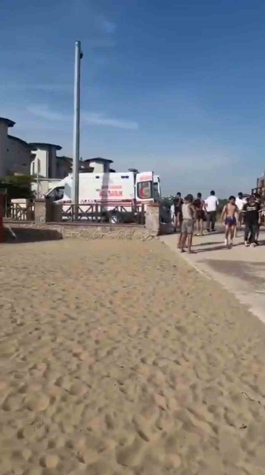 Serinlemek için girdiği denizde boğuldu, kardeşi hastaneye kaldırıldı