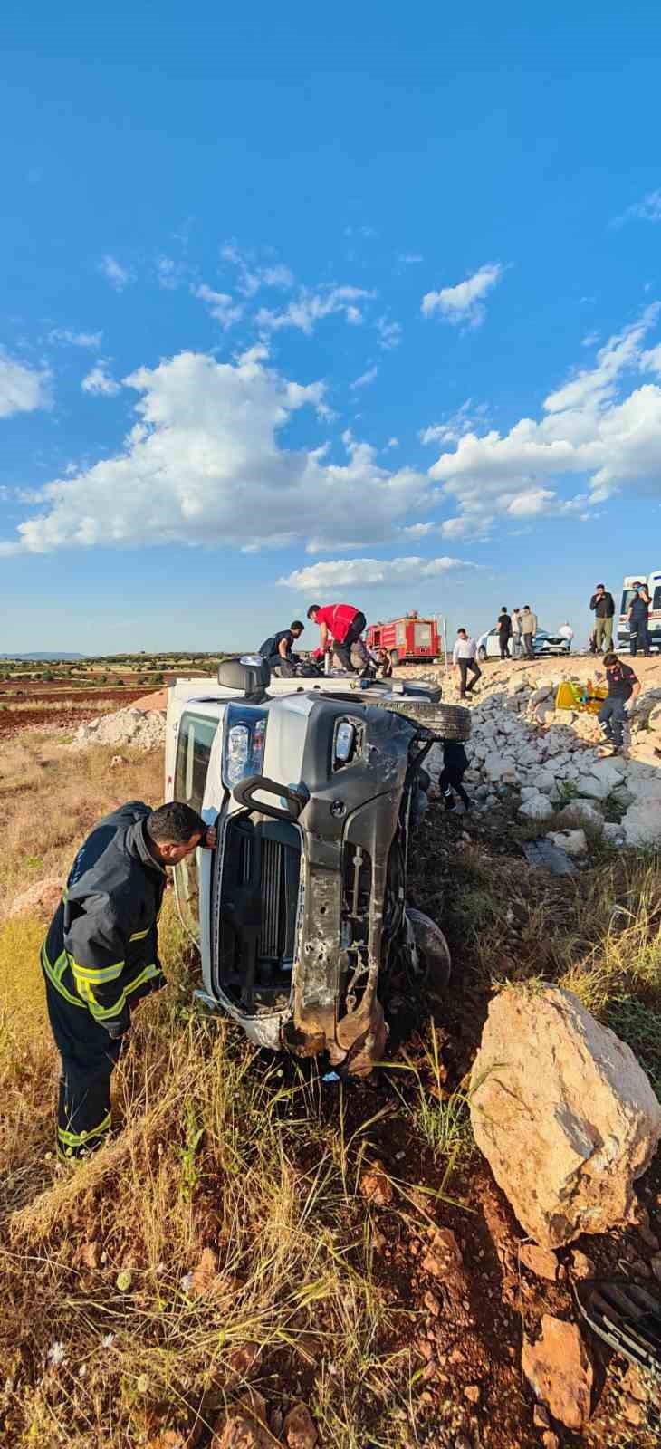 Mardin’de’de Türk Kızılay kamyoneti şarampole yuvarlandı: 4 yaralı
