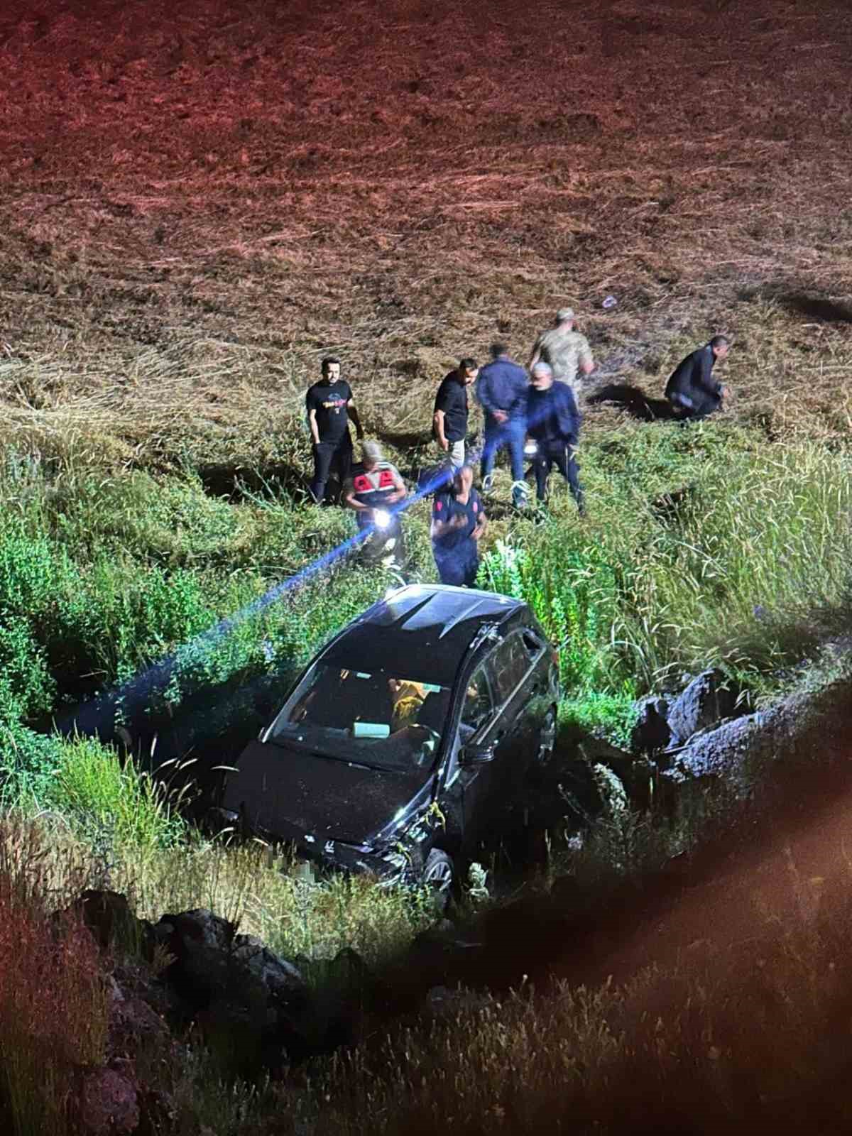 Elazığ’da kontrolden çıkan cip köprüden dereye uçtu: 3 yaralı