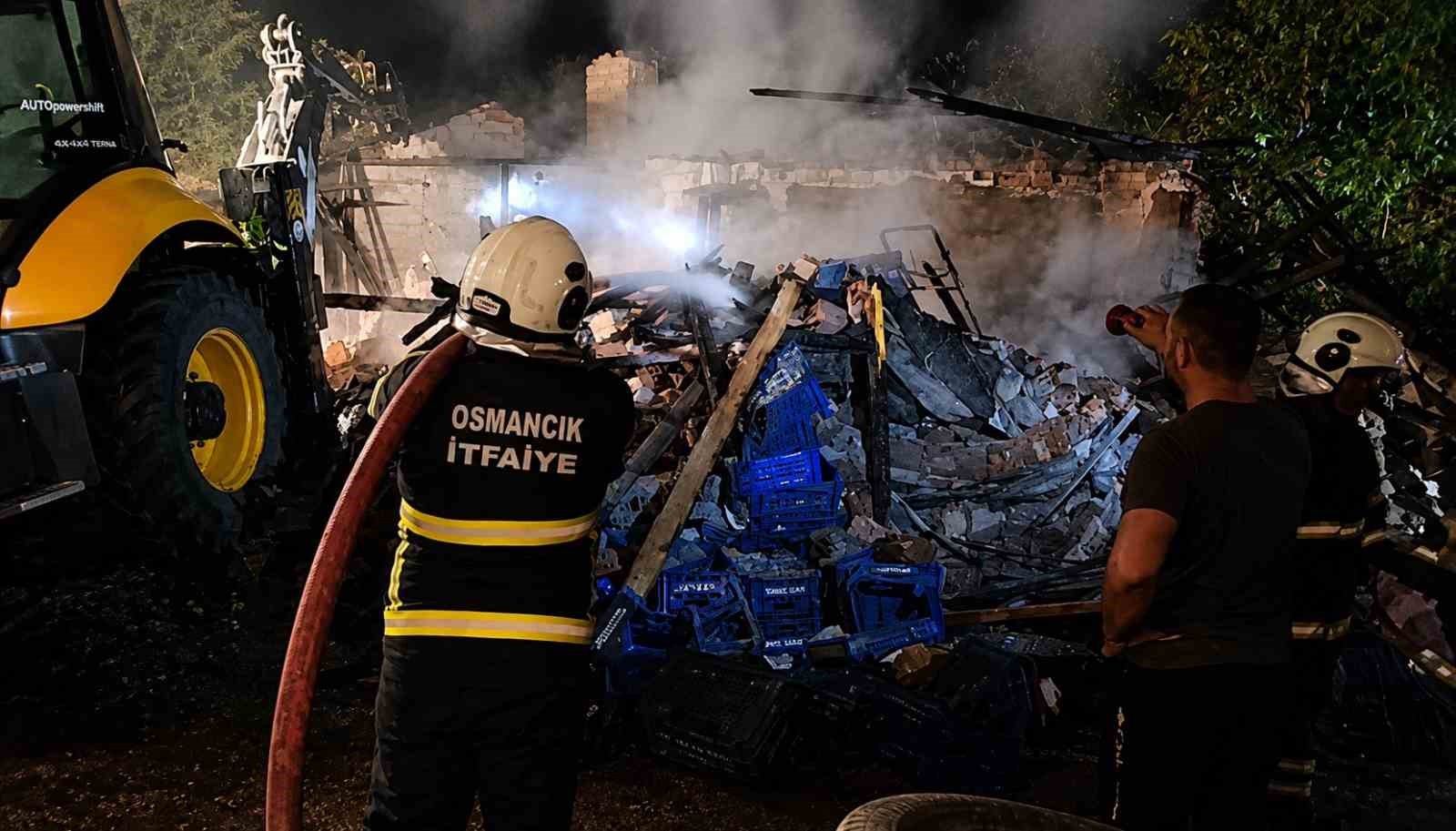 Çorum’da metruk bina alevlere teslim oldu