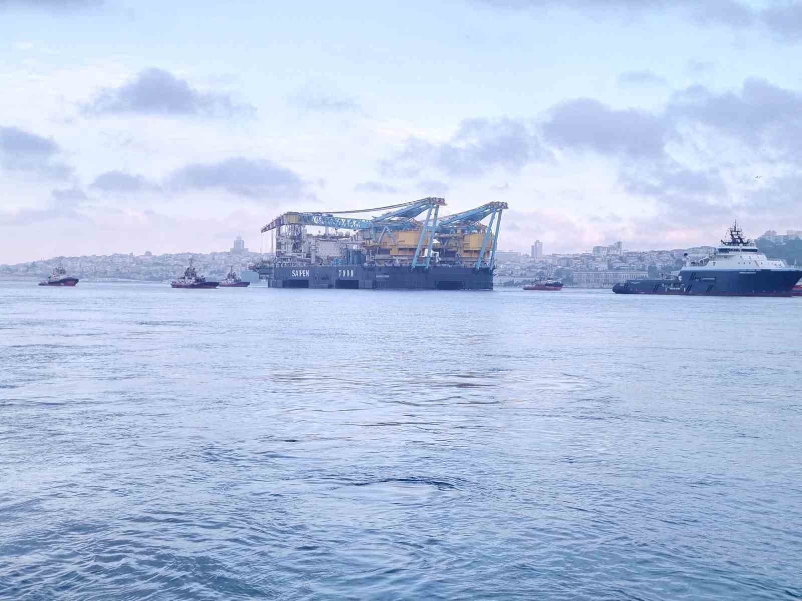 DEV VİNÇ GEMİSİ ’SAİPEM 7000’ İSTANBUL BOĞAZI’NDAN GEÇİYOR