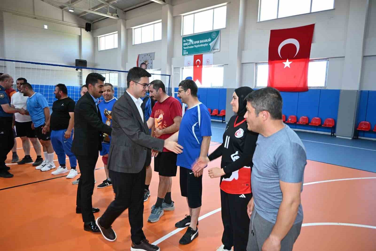 SARIOĞLAN VOLEYBOL TURNUVASI TAMAMLANDI
