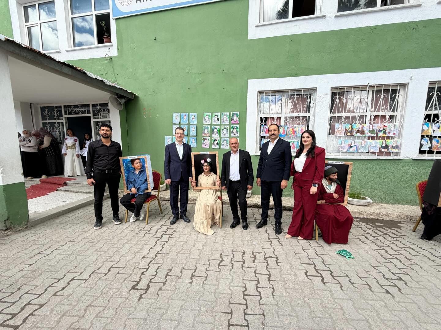 DİYADİN’DE ÖĞRENCİLERİN ESERLERİ SERGİLENDİ